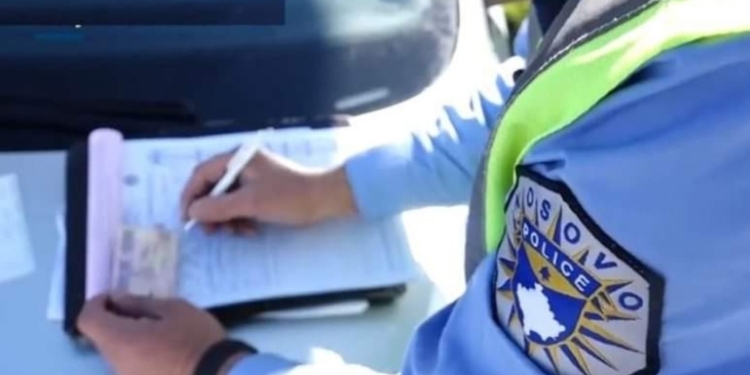 Pasagjeri kundërshton shqiptimin e gjobës dhe sulmon policët, ata e arrestojnë