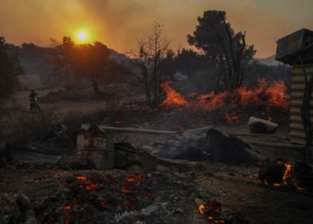 Greqia frikohet se erërat e forta do t’i përhapin flakët mes evakuimeve në Rodos