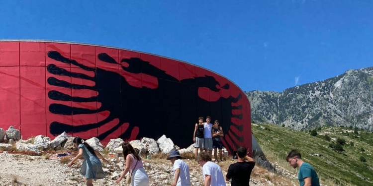 TKZ nis operacionin kombëtar nga Jugu, fshihen shkrimet antishqiptare dhe vendoset flamuri kuqezi