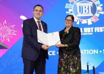 UBT ndan çmimin “Leadership Excellence Award” për Dr. Judithanne Scourfiled Mclauchlan