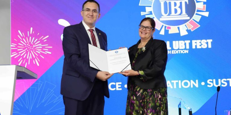UBT ndan çmimin “Leadership Excellence Award” për Dr. Judithanne Scourfiled Mclauchlan