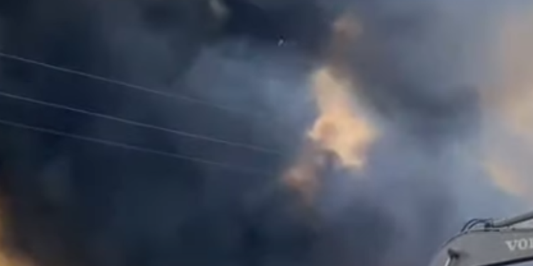 Tymi i zi pushton Vlorën, merr flakë vend grumbullimi i mbetjeve urbane