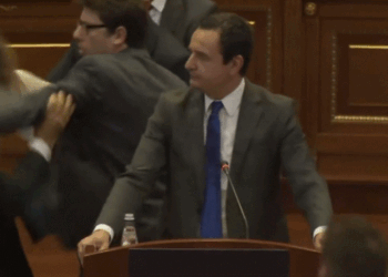 VV-ja poston video të Kurtit pas rrahjes në Kuvend: I patrembur para krimit të 20 vjetëve