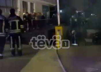 Digjen tri vetura në parkingun e një banese në Fushë-Kosovë