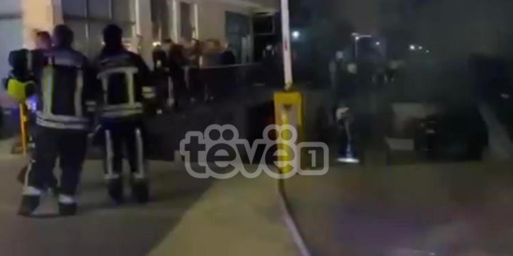 Digjen tri vetura në parkingun e një banese në Fushë-Kosovë