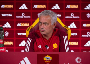 “Më kanë premtuar edhe një sulmues”, Mourinho flet për merkaton dhe bën ironi me Sanchez