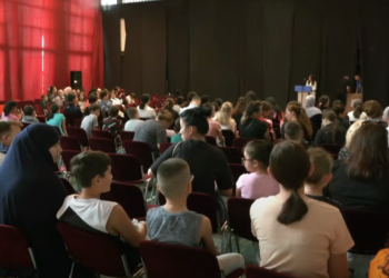 300 fëmijëve iu dhuruan çanta në prag të vitit të ri shkollor