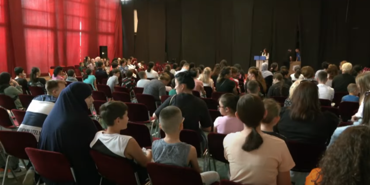 300 fëmijëve iu dhuruan çanta në prag të vitit të ri shkollor