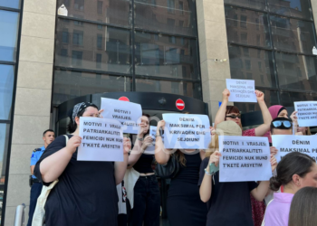 “Dënim maksimal për Krivaqën dhe Sejdiun”, Kolektivi Feminist proteston para fillimit të seancës