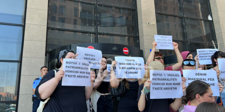 “Dënim maksimal për Krivaqën dhe Sejdiun”, Kolektivi Feminist proteston para fillimit të seancës