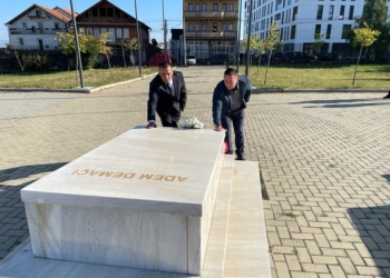Maqedonci e Mehaj bënë homazhe tek varri i Adem Demaçit