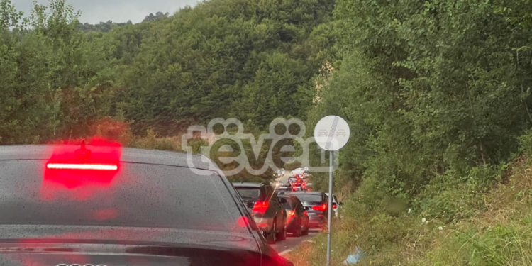 Pritje deri në dy orë në kufirin e Preshevës