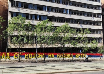 Kamberi publikon muralet “Kur ushtria të kthehet në Kosovë” thotë se në Serbi po nxitet luftë