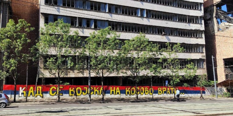 Kamberi publikon muralet “Kur ushtria të kthehet në Kosovë” thotë se në Serbi po nxitet luftë