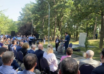Inaugurohet “Muri i Nderit” për sakrificën e shqiptarëve gjatë Holokaustit