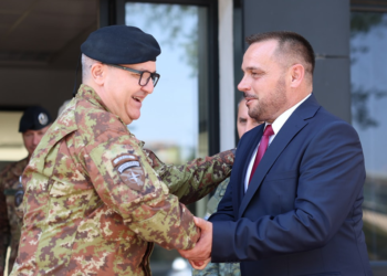 Maqedonci takohet me komandantin e KFOR-it, diskutojnë për sigurinë në vend