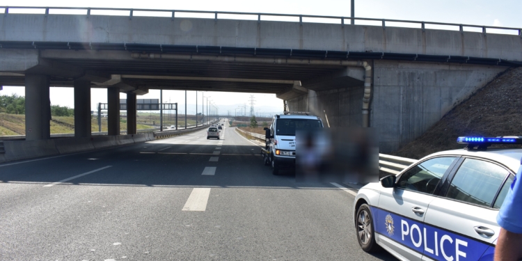 Voziti në kahje të kundërt në Autostradë, gjobitet nga policia