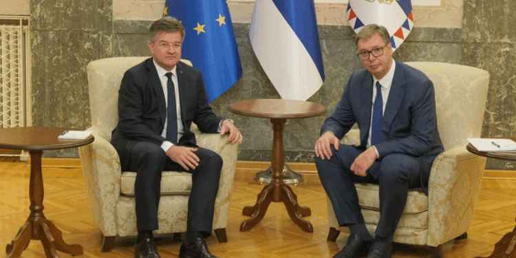 Lajçak pritet në takim nga Vuçiqi, flasin për zgjedhjet në veri e zbatimin e marrëveshjeve