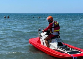 Shpëtohet një 4-vjeçar nga Kosova në Ulqin, era e fortë e tërhoqi tre kilometra larg bregut