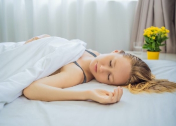 Trupi do t’ju falënderojë nëse provoni të flini pa jastëk, mësoni përfitimet