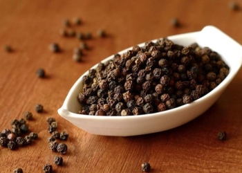 Njihuni me 6 përfitimet shëndetësore kryesore të piperit të zi