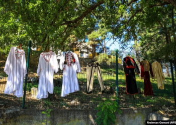 Nënë e bijë bëjnë koleksionimin e mbi 1 mijë veshjeve kombëtare nga rajoni i Hasit