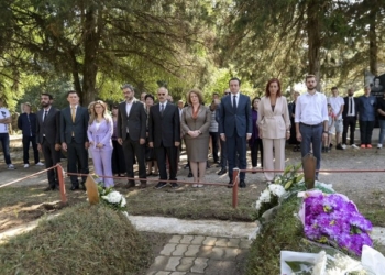 Kurti bëri homazhe te varret e dëshmorëve Elton Zherka dhe Përmet Vula