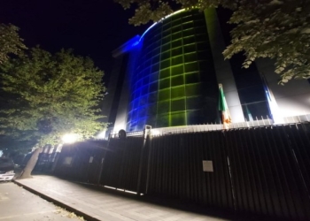 Ambasada italiane në Prishtinë ndriçohet me ngjyrat e flamurit të Ukrainës