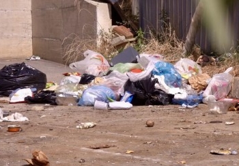 ​Parkingu i automjeteve kthehet në deponi ilegale të mbeturinave