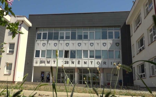 Maturantët i nënshtrohen afatit të dytë të testit të maturës