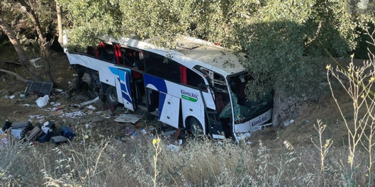 Turqi, 12 të vdekur pasi një autobus me pasagjerë u aksidentua