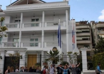 Ambasada britanike uron Doganën e Kosovës për mbledhjen e 1 miliard të hyra