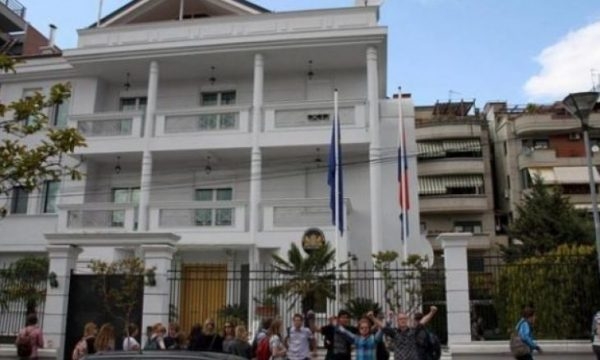 Ambasada britanike uron Doganën e Kosovës për mbledhjen e 1 miliard të hyra