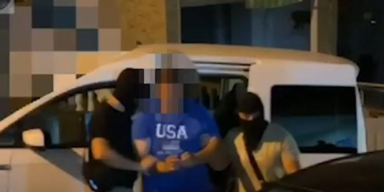 Dy të arrestuar për shpërndarje të narkotikëve, njëri polic