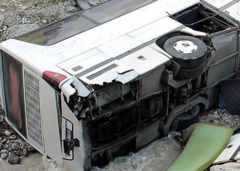 Të paktën 18 të vdekur pasi një autobus u përfshi nga zjarri në Pakistan