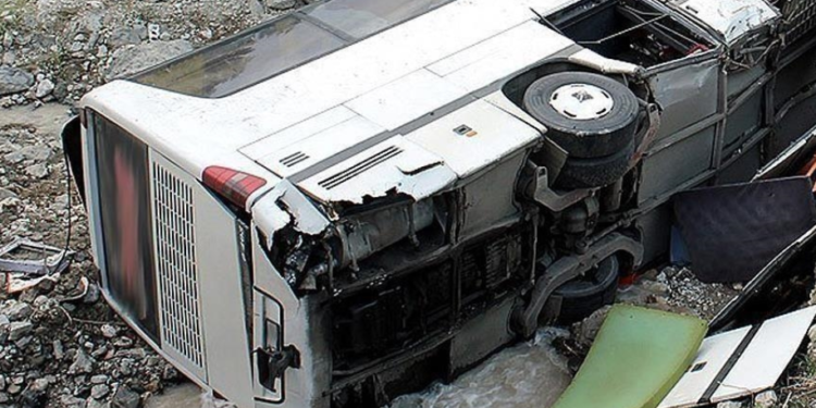 Të paktën 18 të vdekur pasi një autobus u përfshi nga zjarri në Pakistan