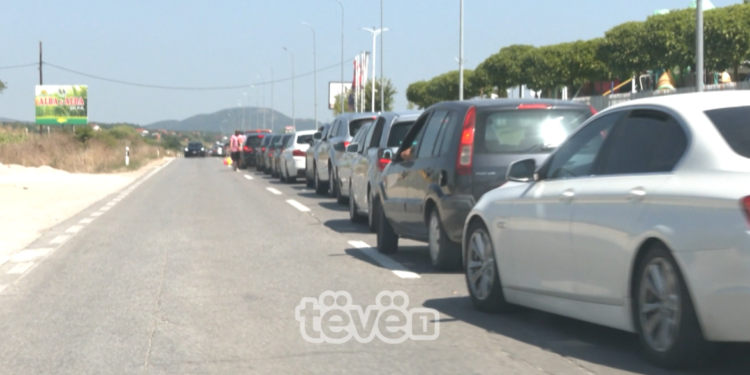 Deri në gjashtë orë ishin sot pritjet në Merdarë për të dalë nga Kosova