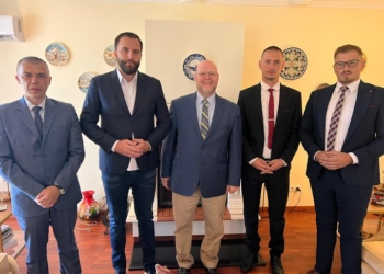 Hovenier takon përfaqësues të serbëve të Kosovës: Përsërita mbështetjen tonë për një Kosovë sovrane, multietnike dhe demokratike