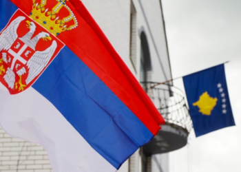 Flamuri serb, majtas, valëvitet në një shtyllë dritash ndriçimi përpara flamurit të Kosovës në objektin e Komunës së Zubin Potokut, Kosovë, 31 maj 2023. REL. Marjan Vucetic AP
