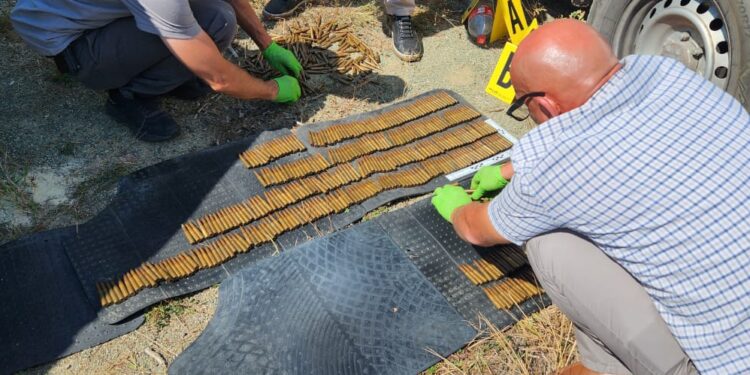 Konfiskohen mbi 1200 fishekë në një shtëpi të braktisur Rudine të Zveçanit