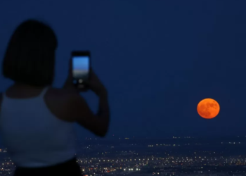 Superhëna blu: Bota vështron një fenomen të rrallë hënor