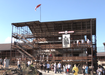 Mërgimtarët vizitojnë Prekazin, e konsiderojnë obligim t’ua mësojnë fëmijëve historinë e familjes Jashari