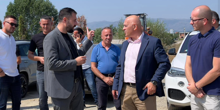 Nis zgjerimi i rrugës që Gjakovën e lidh me dy pikat kufitare me Shqipërinë