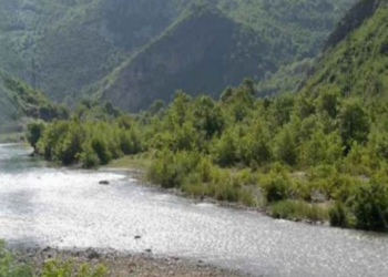 Librazhd, shkon për tu larë në lum, humb jetën aksidentalisht 11 vjeçari