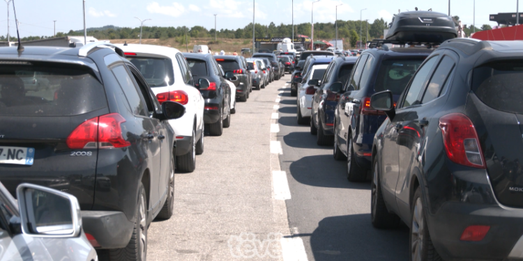 Pritje të gjata në pikëkalimin kufitar në Merdare