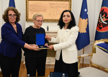 Osmani dekoroi post mortem regjisorin Bekim Lumi me Medaljen Presidenciale të Meritave