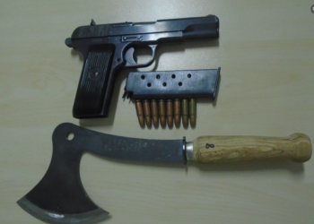 Policia arreston një person, në veturë i gjendet armë zjarri dhe një sëpatë