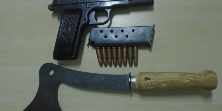 Policia arreston një person, në veturë i gjendet armë zjarri dhe një sëpatë