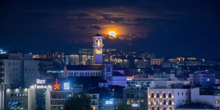 Fotografia e Hënës Sturgeon në Prishtinë vlerësohet si ndër më të mirat në botë