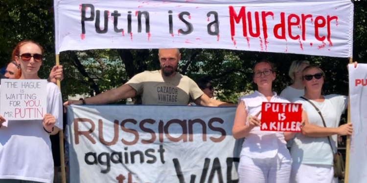 Në Podgoricë protestohet kundër presidentit rus, “Putini është vrasës”